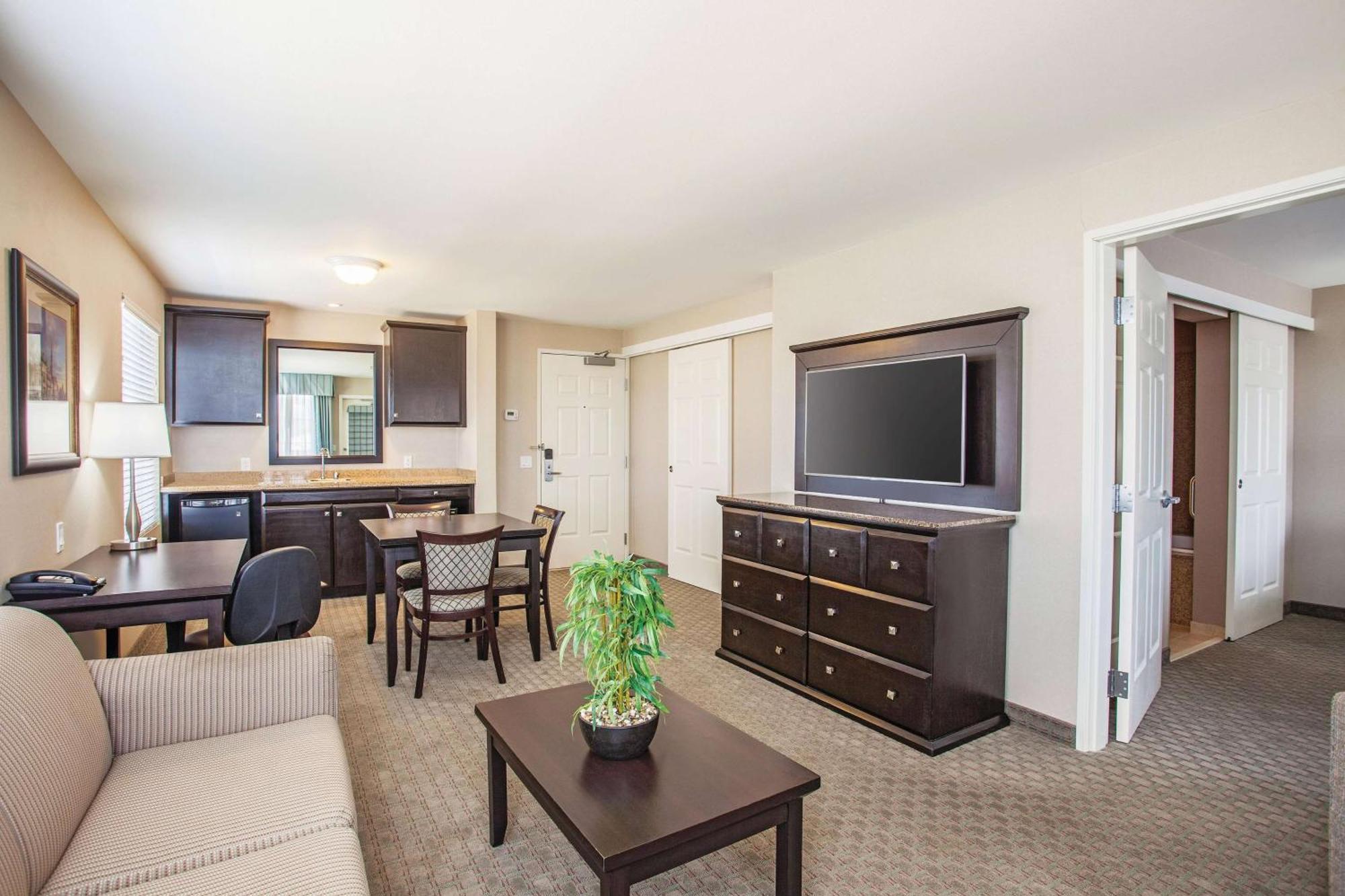 La Quinta By Wyndham Paso Robles Hotel Exterior photo