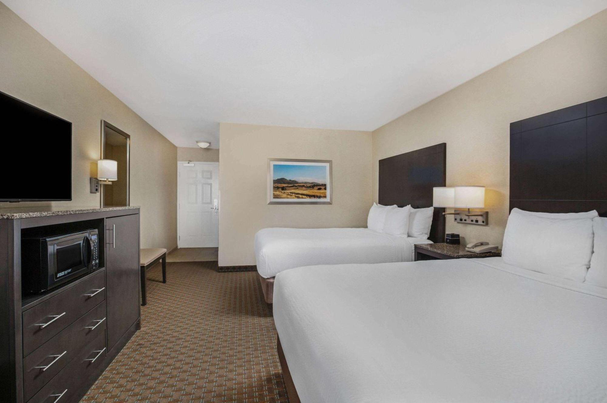 La Quinta By Wyndham Paso Robles Hotel Exterior photo